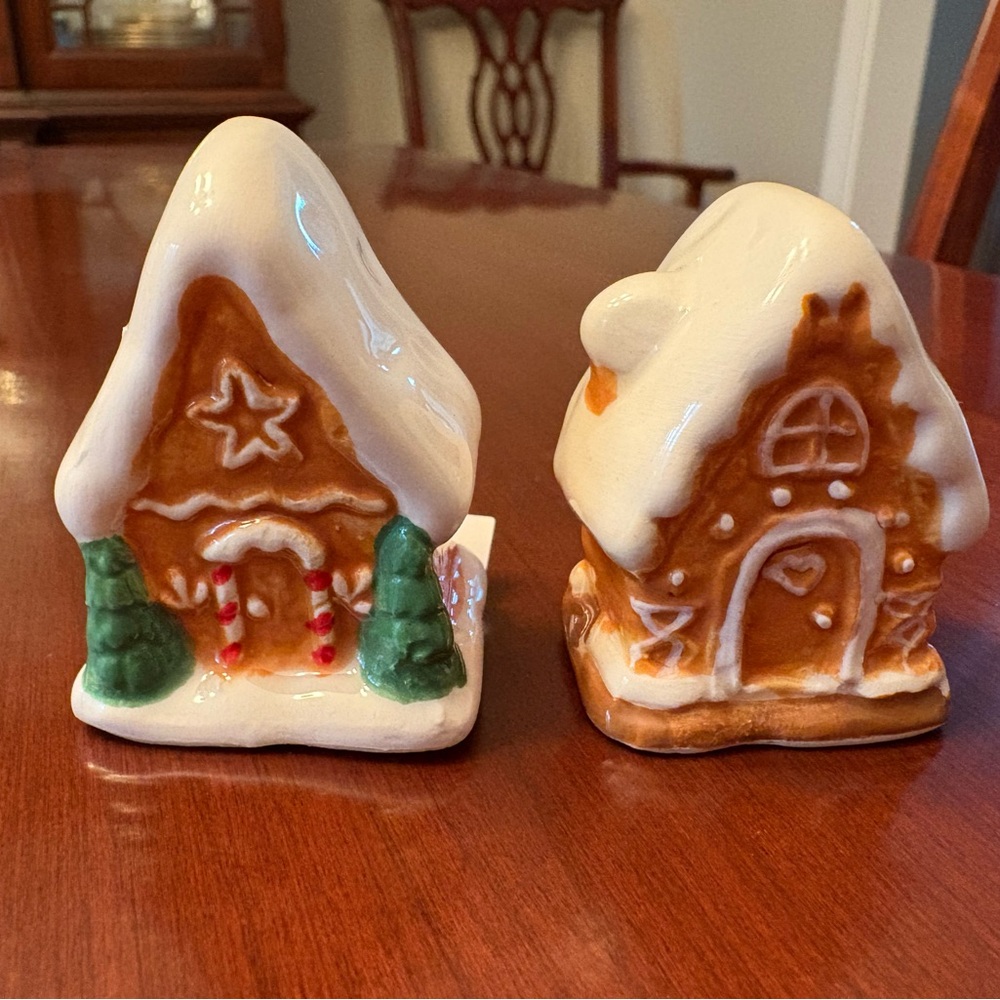 Mini Gingerbread House salt and pepper shakers. Holiday Decor